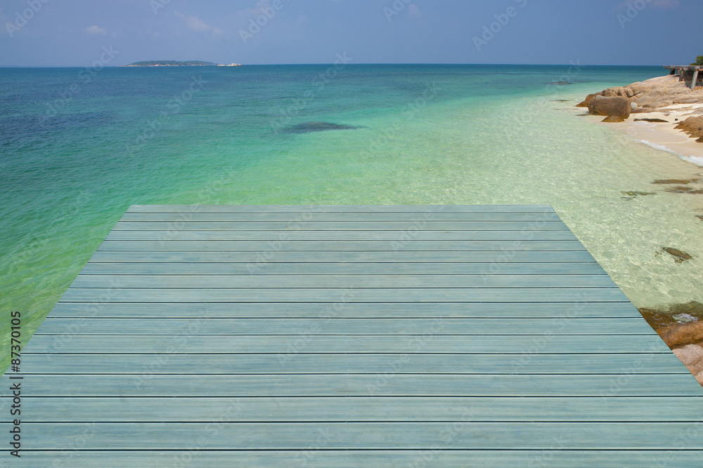 Fototapeta premium Seaside wooden bridge with beautiful
