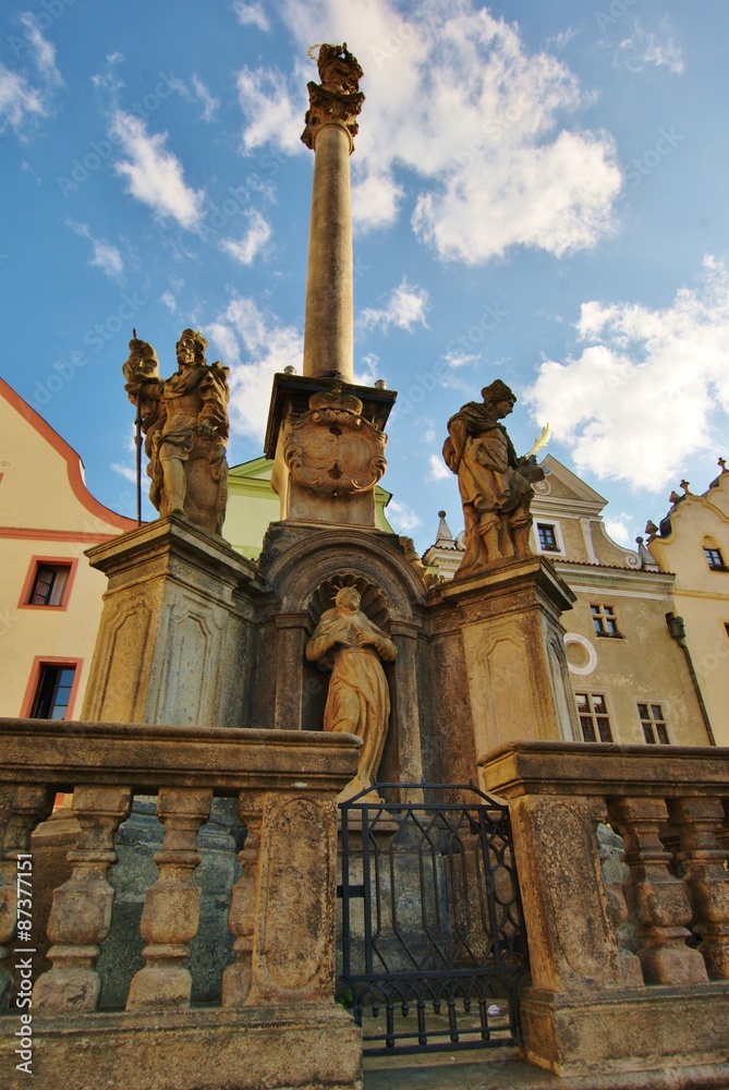 Fototapeta premium Стелла на главной площади Крумлова