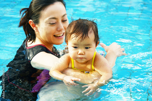 プールで遊ぶ赤ちゃんとお母さん