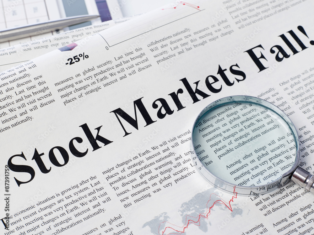 Obraz premium Stock market fall headline on newspaper
