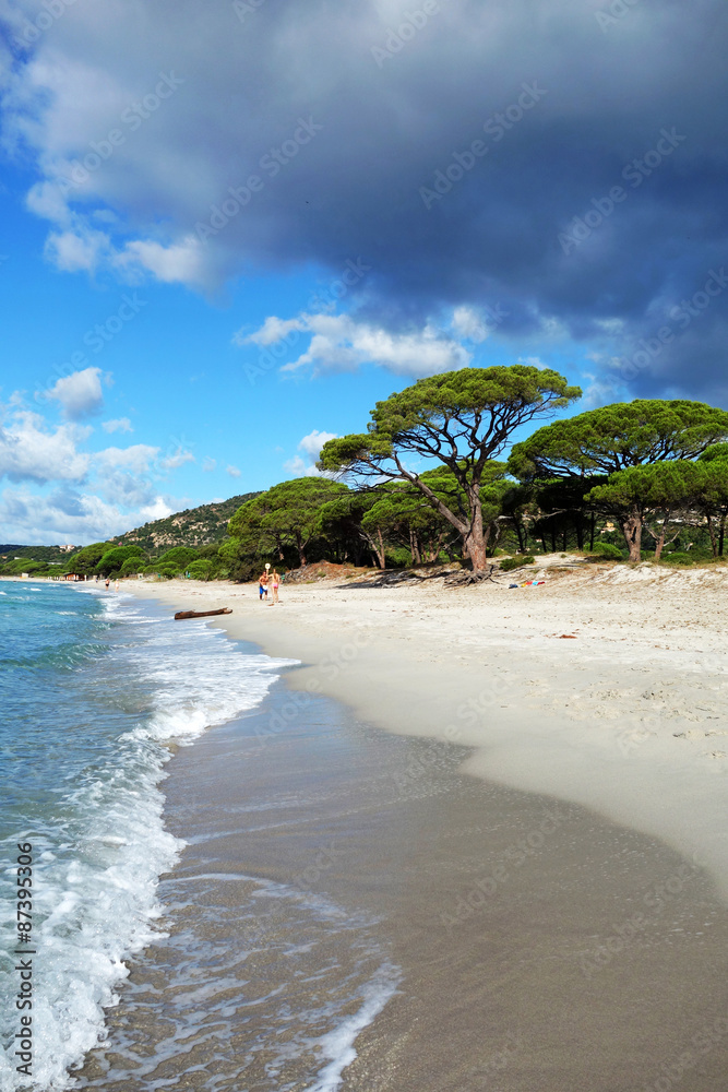 Menace orageuse sur la plage de Palombaggia en Corse