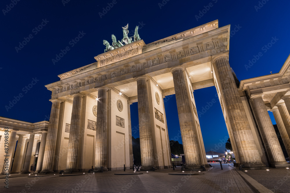 Fototapeta premium Brandenburg Gate in the evening (German: Brandenburger Tor)