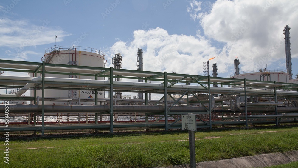 Obraz premium Oil refinery (Map Ta Phut Industrial Estate Rayong Thailand)
