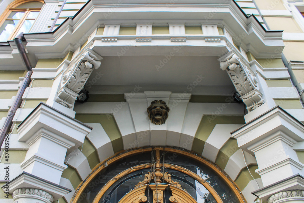 Obraz premium fragment of facade with sculpture lion