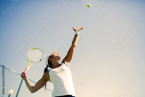 Piękna tenisistka serwująca