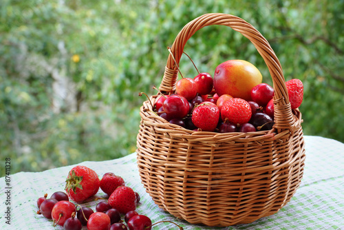 плетеная корзина с ягодами и фруктами