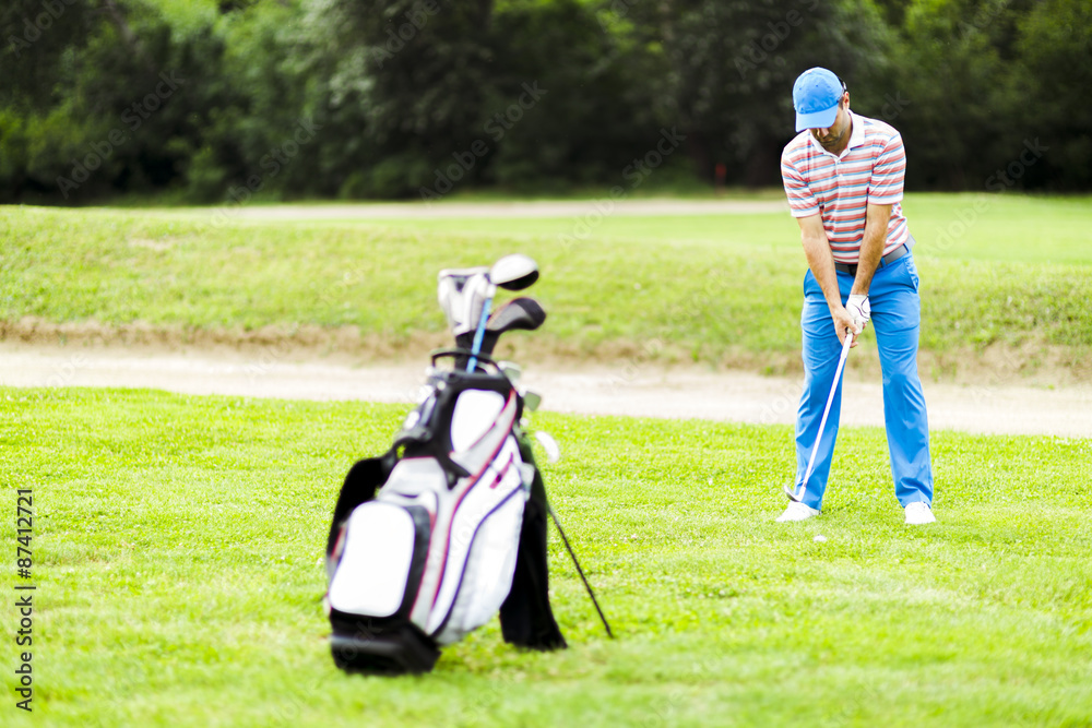 Obraz premium Golfer practicing and concentrating before and after shot