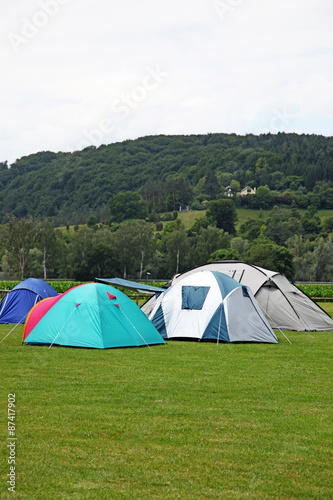 Zelt Lager in wunderschöner Natur Umgebung © Thaut Images