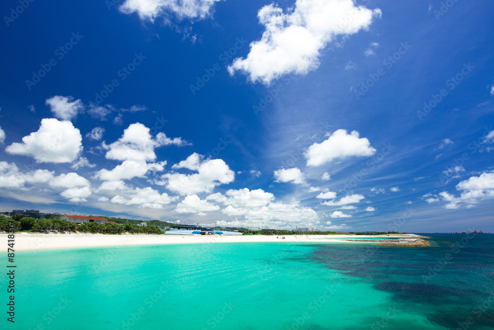 Obraz premium 沖縄のビーチ・西原きらきらビーチ