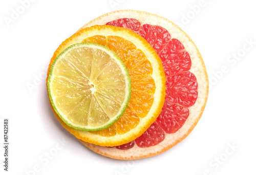 Лайм, апельсин и грейпфрут изолированные на белом фоне