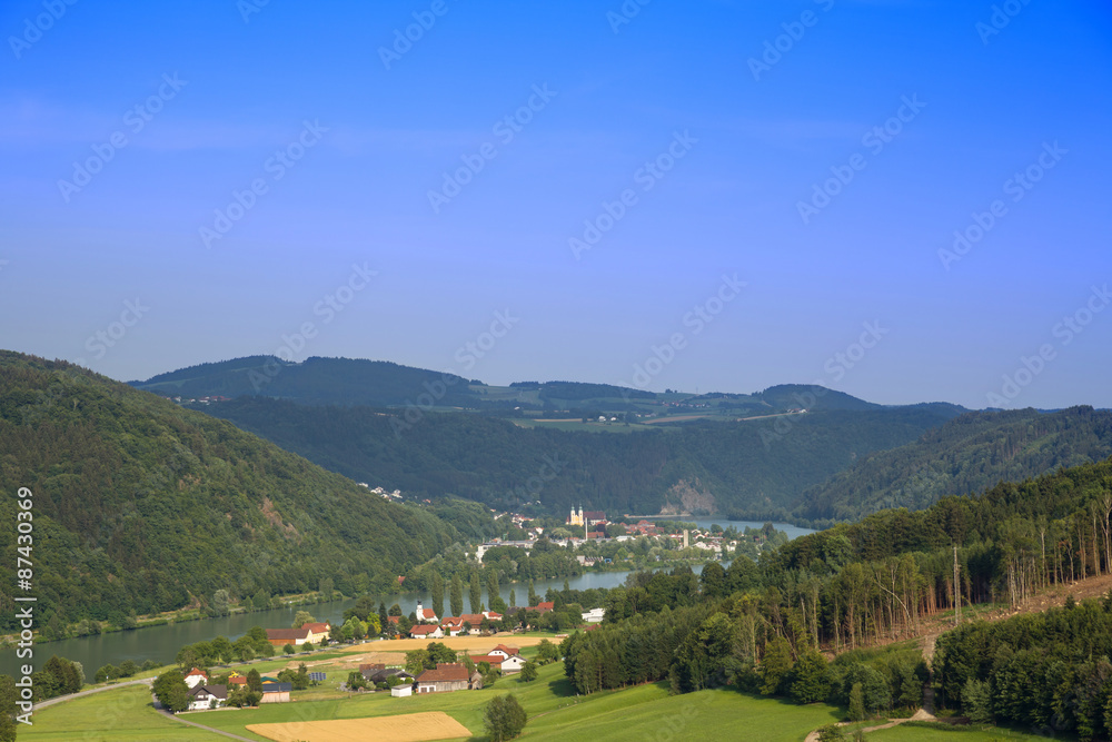 Blick auf Obernzell im Donautal bei Passau