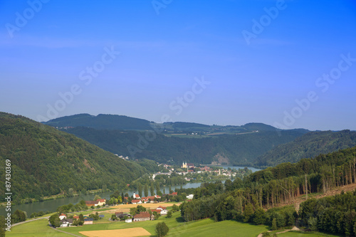 Blick auf Obernzell im Donautal bei Passau