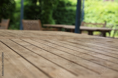 Holztisch im Grünen