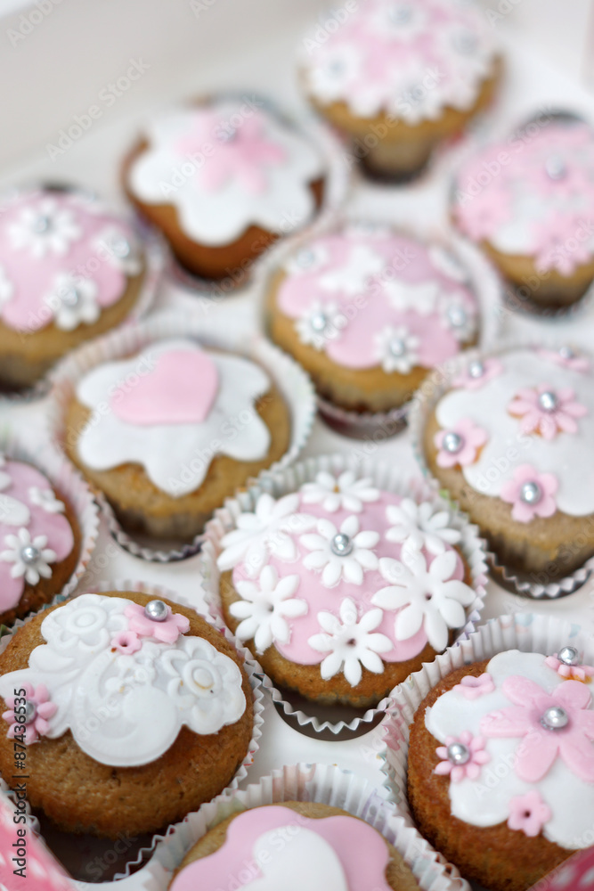 Cupcakes con pasta di zucchero bianca e rosa
