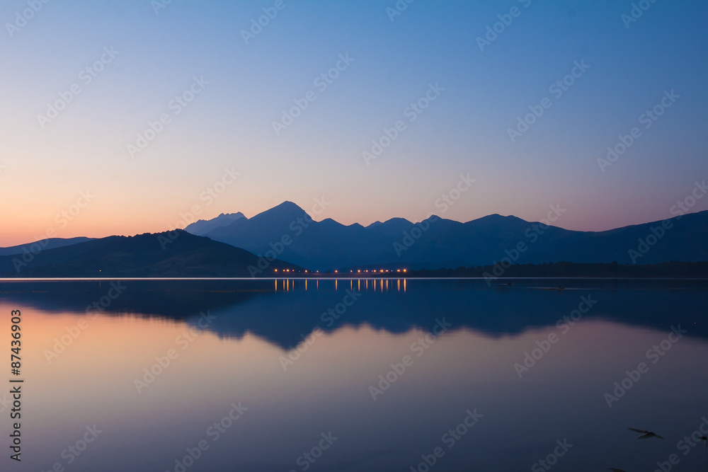 Fototapeta premium Luci accese di un piccolo paesino prima del mattino