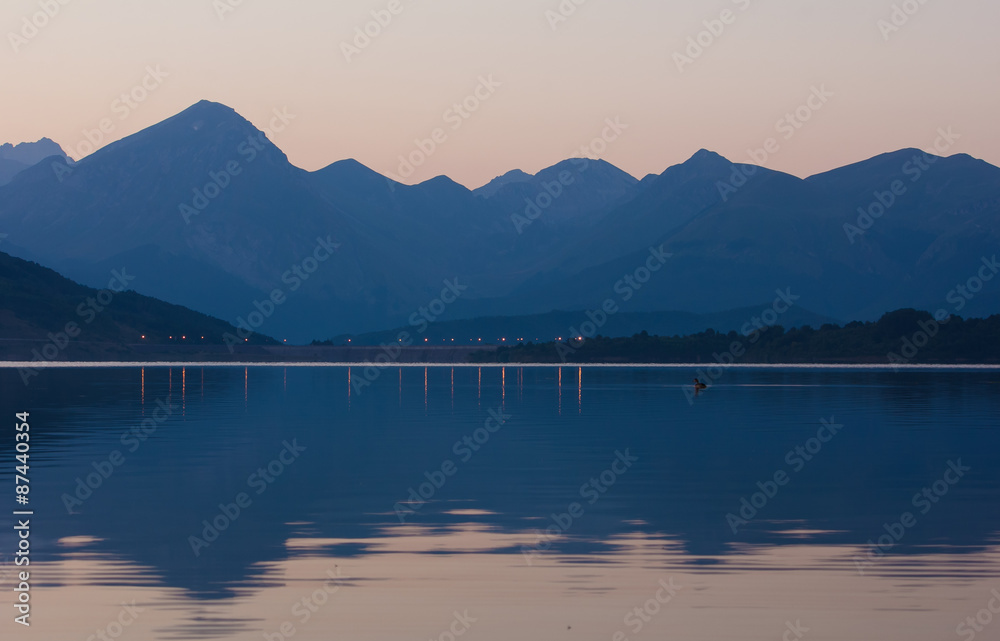 Monti della laga che si riflettono sul lago