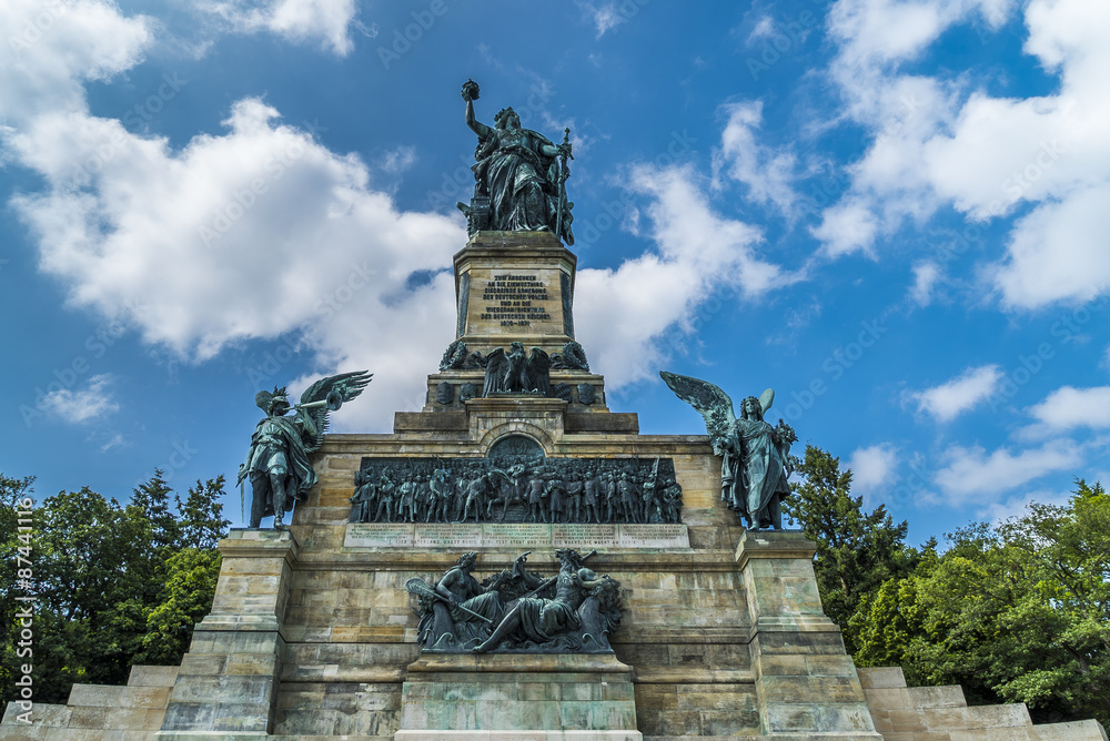 Germania auf Niederwalddenkmal unter weiß-blauem Himmel
