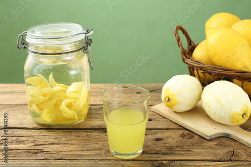 limoncello liquore di limone fatto in casa sfondo rustico photo