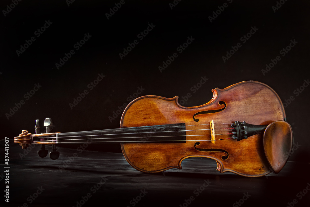 Fototapeta premium Old violin on dark background.