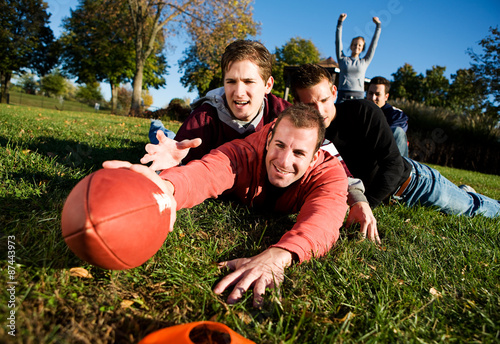 Canvas Print Football: Tackled Guy Tries for Touchdown
