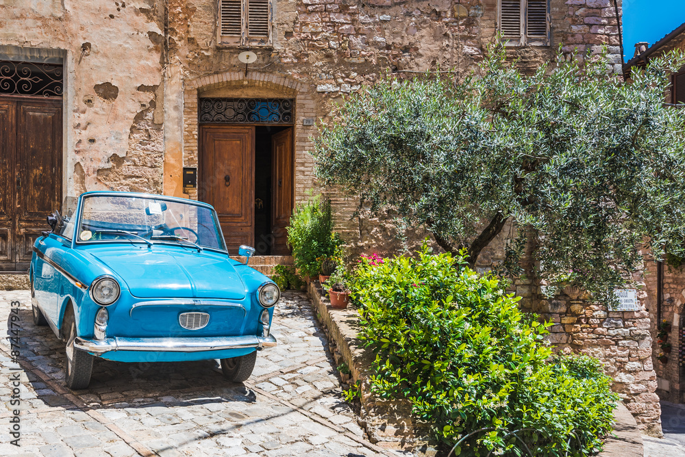 Naklejka premium Stare niebieskie środki transportu w średniowiecznym mieście we Włoszech