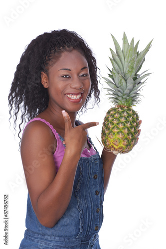 Hübsche Afrikanerin mit Ananas