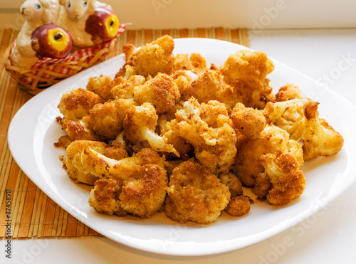 Tableau sur toile Roasted cauliflower in breadcrumbs on white plate