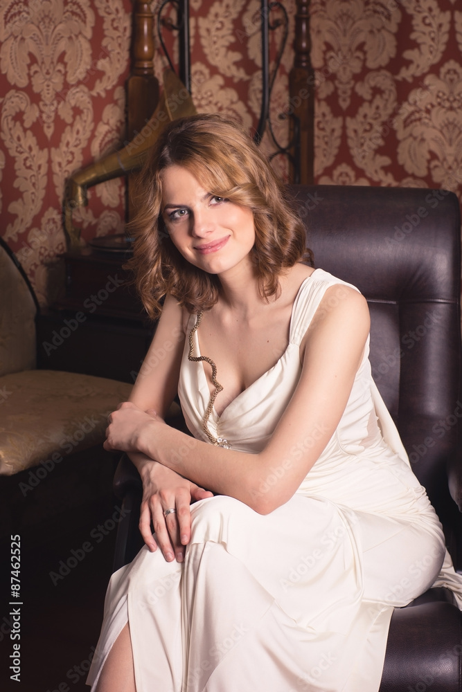 Obraz premium beautiful girl on a background of retro interior