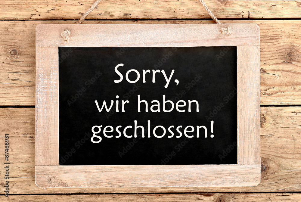 Holzschild Sorry, wir haben geschlossen. StockFoto Adobe Stock