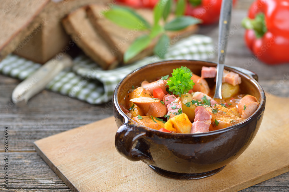 Kräftiges Kartoffelgulasch mit Speck und Wiener Würstchen in der ...