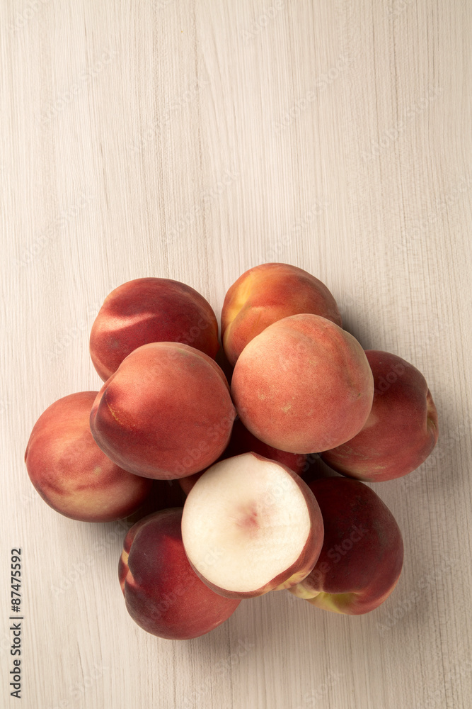Obraz premium Some peaches in a basket over a white background