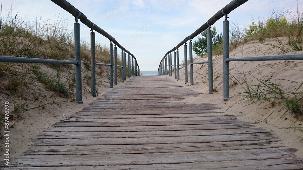 Strandübergang mit Geländer und Holzplatten