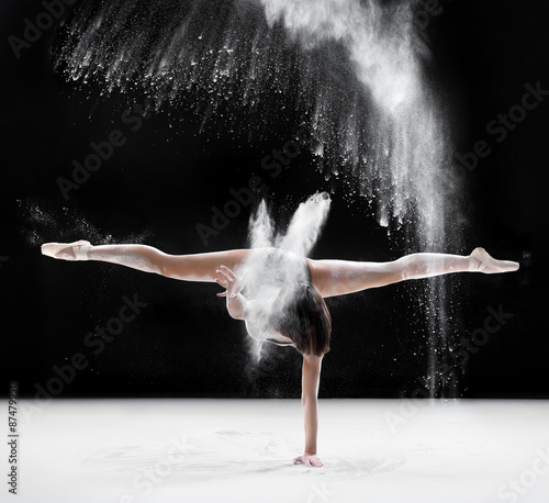 Fototapeta Naklejka Na Ścianę i Meble -  ballerina dancing with flour