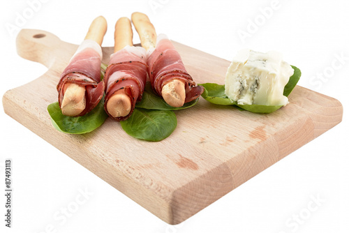 Foto breadstick speck and gorgonzola on chopping board