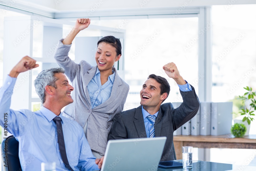 Naklejka premium Happy business people cheering together
