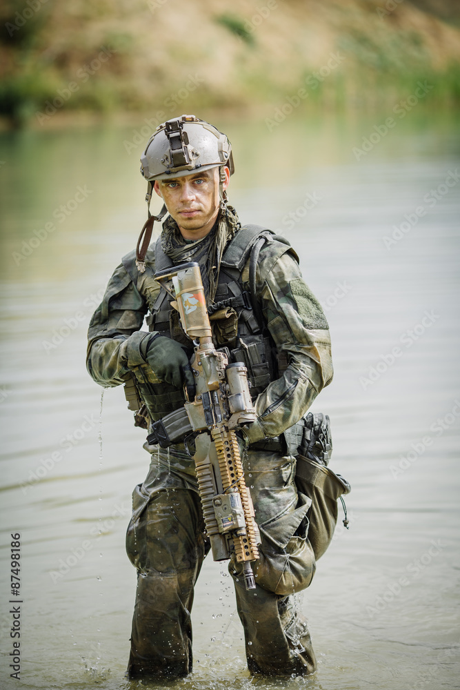 Obraz premium Portrait of a ranger in the battlefield with a gun