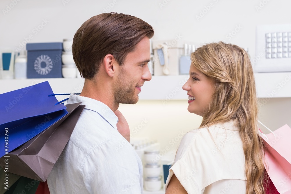 Fototapeta premium Szczęśliwa para uśmiecha się w perfurmery