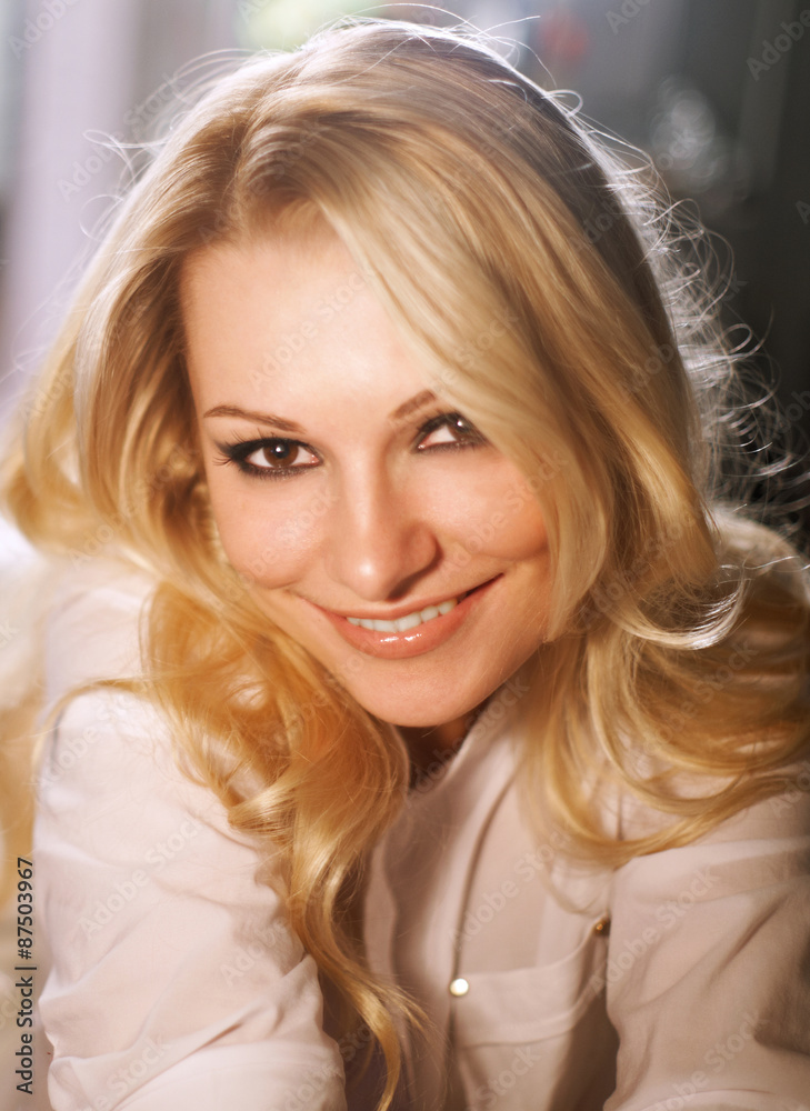 Naklejka premium Perfect blonde with a gorgeous smile