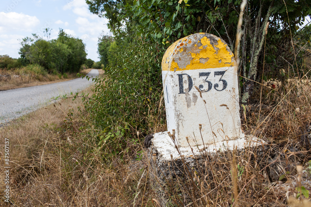 France. Route départementale française | Borne D33