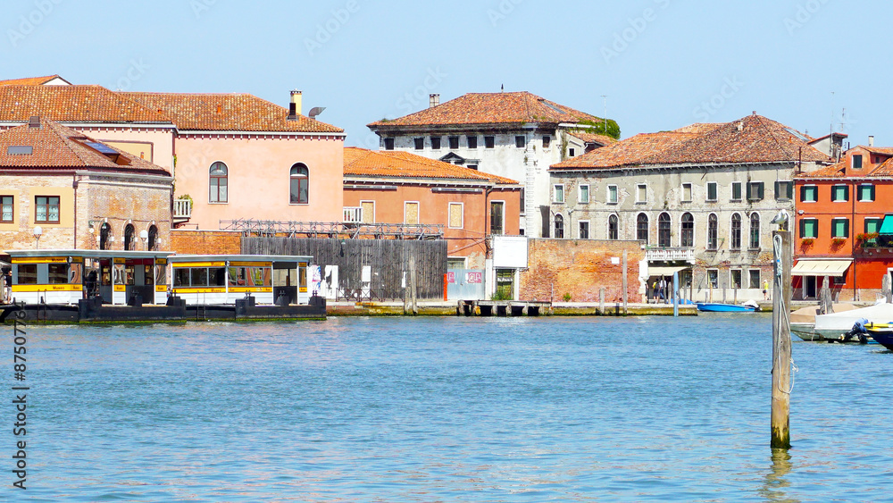 Obraz premium view of building architecture in Murano and river