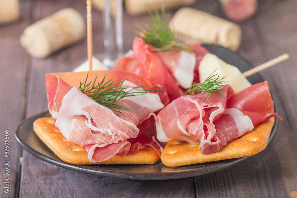 slices of cured ham with melon and red wine