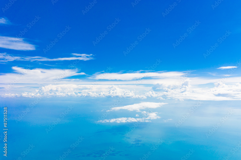 Naklejka premium Blue sky background with tiny clouds