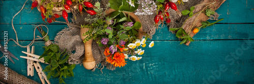 Fototapeta Lato świezi leczniczy ziele na drewnianym tle.