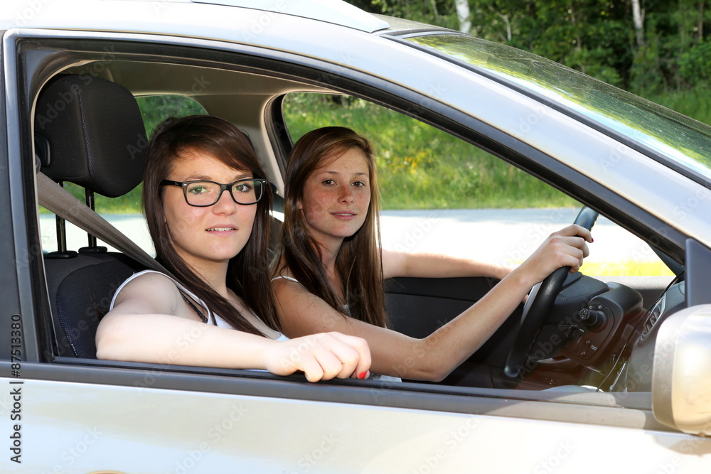 Deux adolescentes en voyage dans une voiture Deux adolescentes en voyage dans une voiture