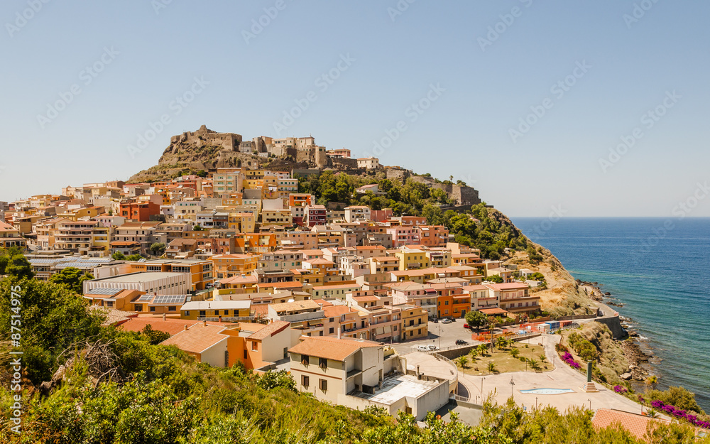 Obraz premium Castelsardo, historische Altstadt, Stadt, Altstadtgassen, Festung, Burg, Mittelmeer, Küstenstrasse, Italien