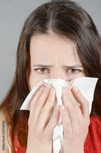 junge Frau hat Schnupfen, Taschentuch, niesen, Allergie, Grippe