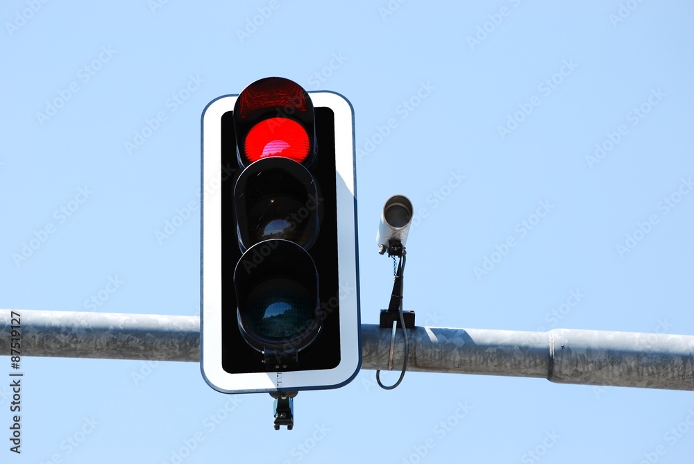 Verkehrsüberwachung - Überwachungskamera neben der Ampel Stock-Foto | Adobe  Stock