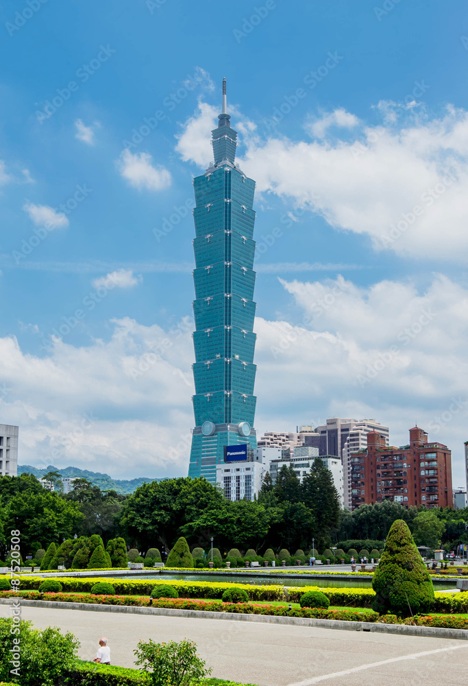Obraz premium Tajpej, Tajwan - 4 maja: wieżowiec Tajpej 101 4 maja 2015 w Tai