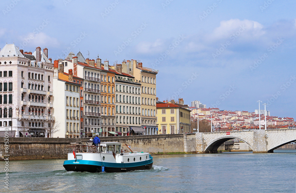 Naklejka premium Lyon, plaisancier sur la Saône
