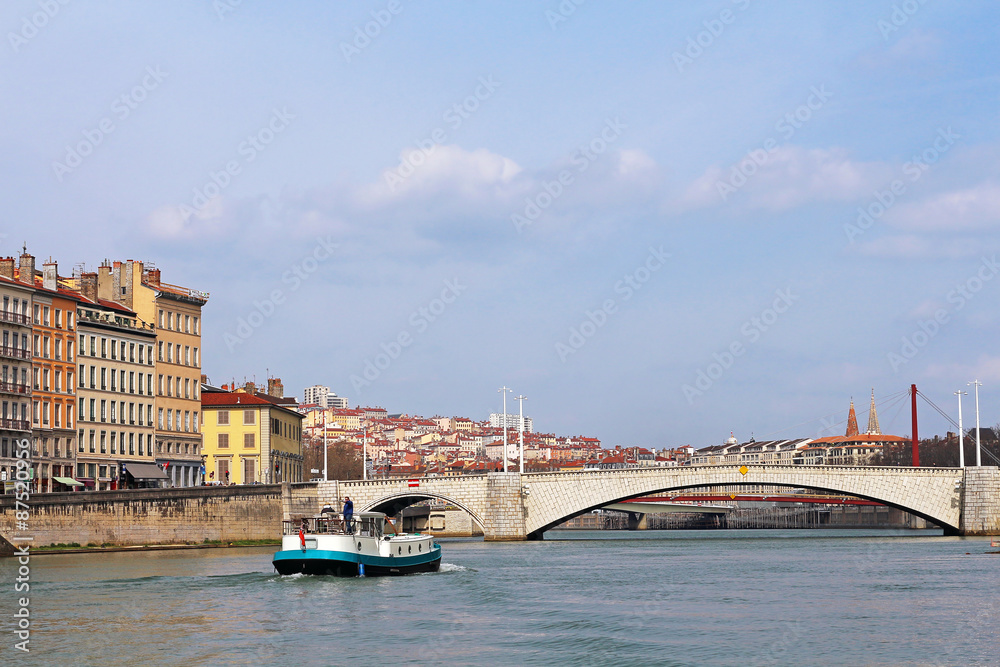 Fototapeta premium Lyon, Pont Bonaparte et petit bateau